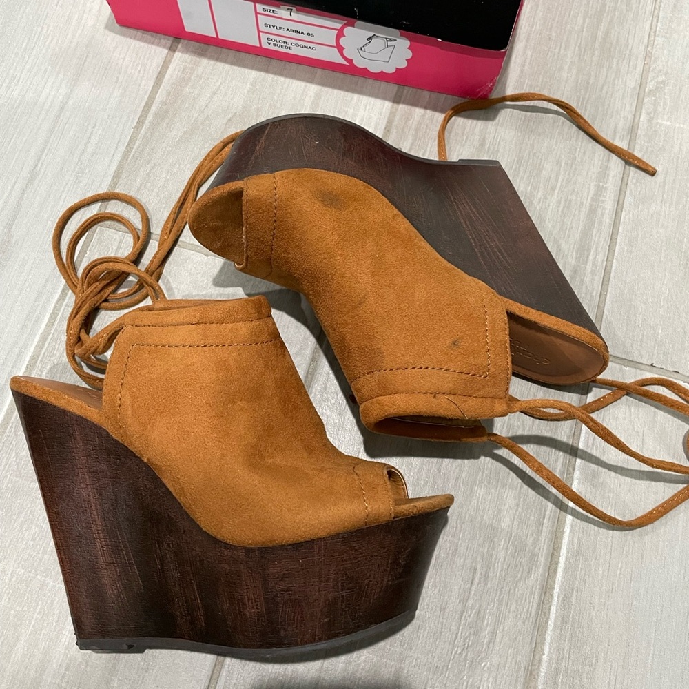 Suede tie wedges🌼✌️